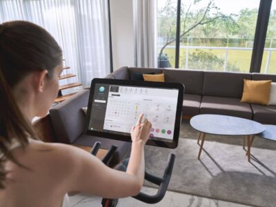 HZ20_LIFESTYLE_cycle_Female_touchingscreen-lo-scaled-1[1]